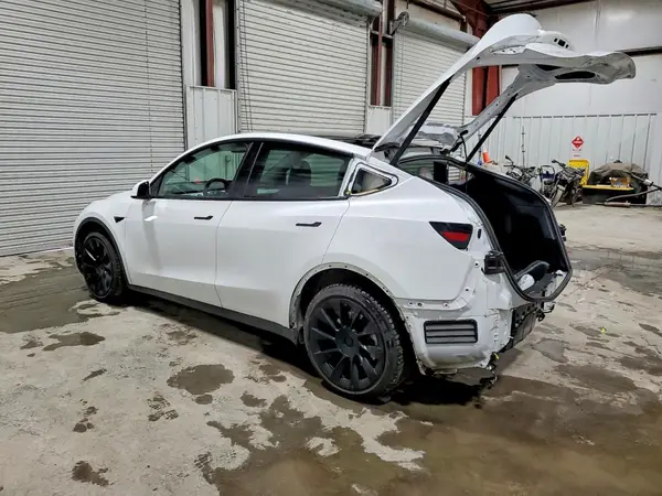7SAYGDEE3NF417585 2022 TESLA MODEL Y - Image 2
