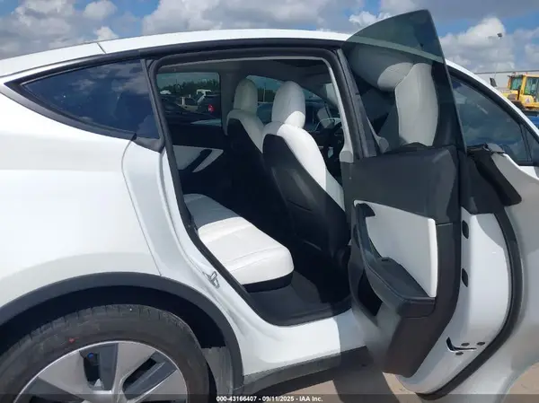 7SAYGDEE3NF425220 2022 TESLA MODEL Y - Image 8