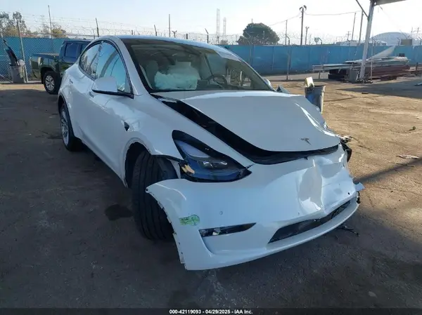 7SAYGDEE3NF426030 2022 TESLA MODEL Y - Image 1