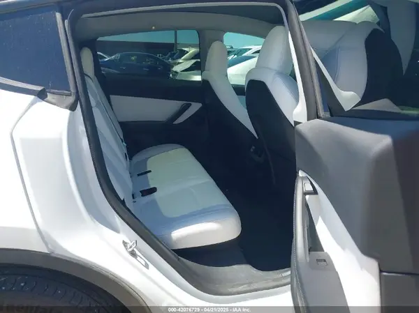 7SAYGDEE3NF426481 2022 TESLA MODEL Y - Image 8