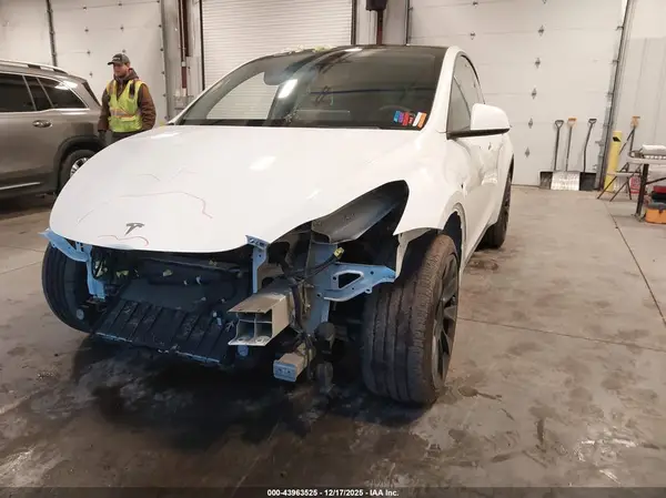 7SAYGDEE3NF435942 2022 TESLA MODEL Y - Image 2