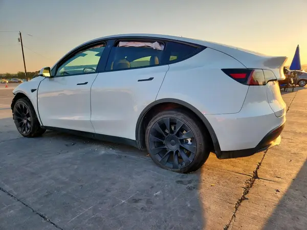 7SAYGDEE3NF458783 2022 TESLA MODEL Y - Image 2