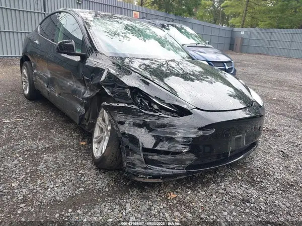 7SAYGDEE3NF461019 2022 TESLA MODEL Y - Image 1