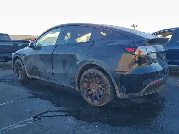 7SAYGDEE3NF480380 2022 TESLA MODEL Y - Image 2