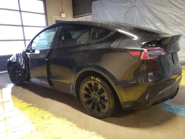7SAYGDEE3NF481125 2022 TESLA MODEL Y - Image 2