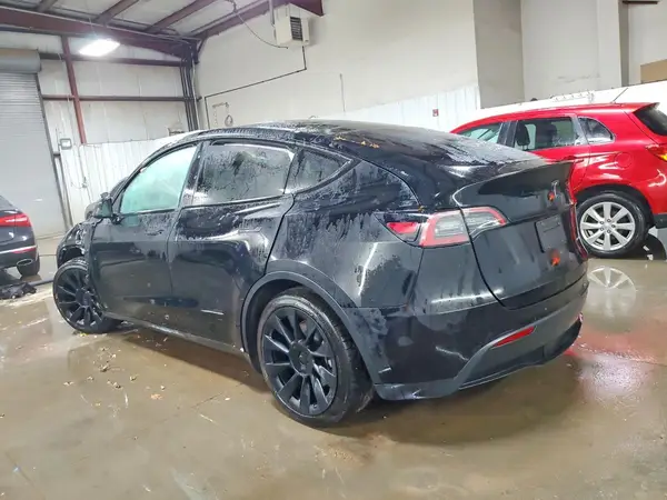 7SAYGDEE3NF522675 2022 TESLA MODEL Y - Image 2