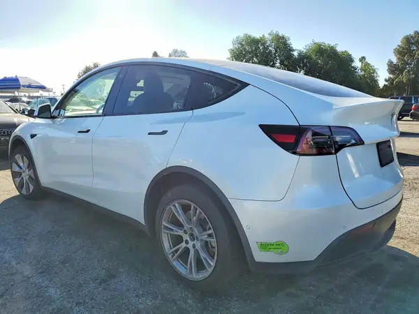 7SAYGDEE3NF554901 2022 TESLA MODEL Y - Image 2