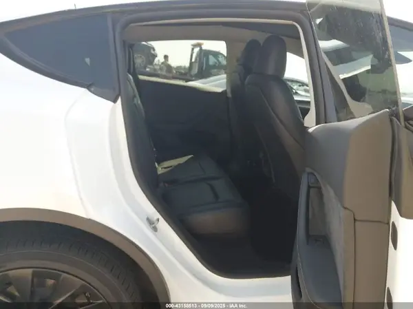 7SAYGDEE3PA143014 2023 TESLA MODEL Y - Image 8