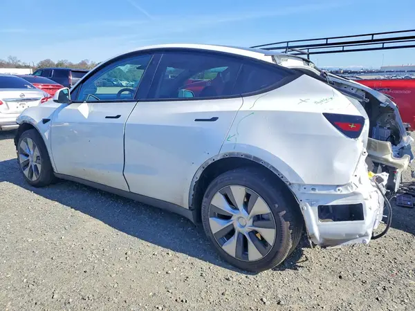 7SAYGDEE3PF740215 2023 TESLA MODEL Y - Image 2