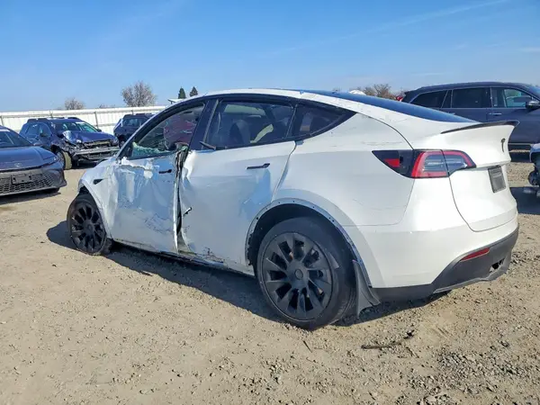 7SAYGDEE3PF755345 2023 TESLA MODEL Y - Image 2