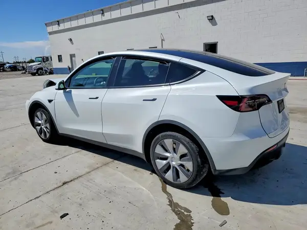 7SAYGDEE3RF076470 2024 TESLA MODEL Y - Image 2