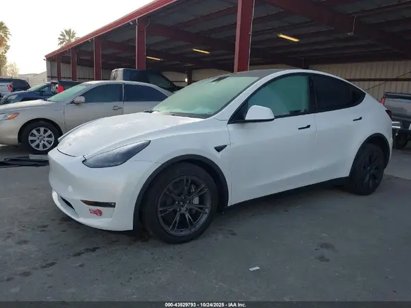 7SAYGDEE3RF182045 2024 TESLA MODEL Y - Image 2