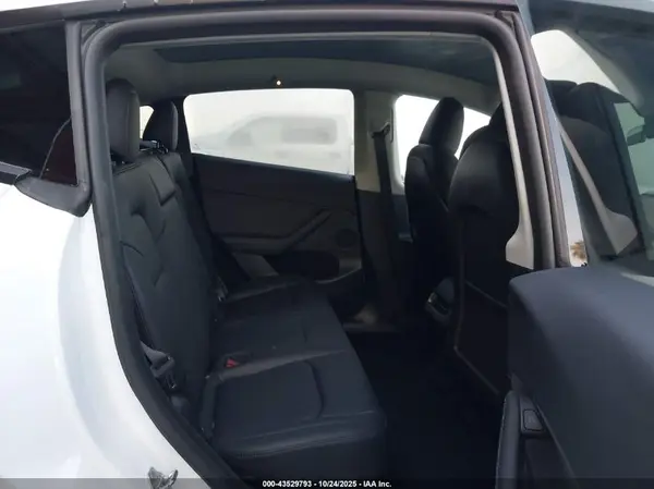 7SAYGDEE3RF182045 2024 TESLA MODEL Y - Image 8