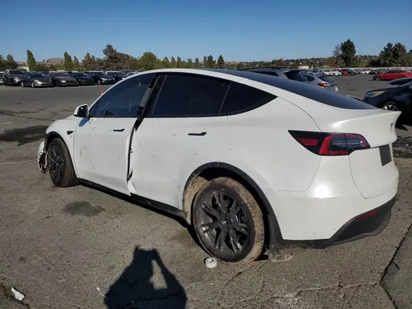 7SAYGDEE3SF236434 2025 TESLA MODEL Y - Image 2