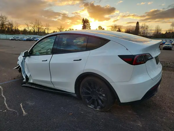 7SAYGDEE3SF243870 2025 TESLA MODEL Y - Image 2