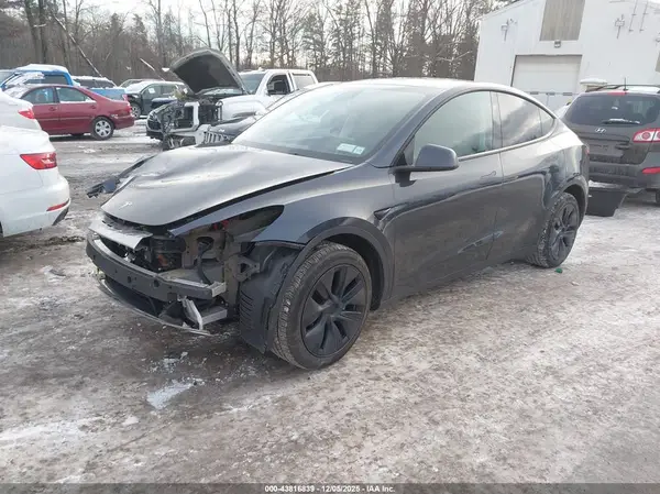 7SAYGDEE3SF293331 2025 TESLA MODEL Y - Image 2