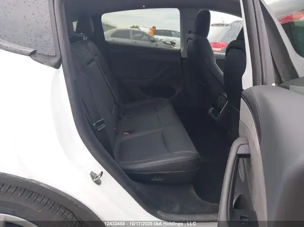 7SAYGDEE3TF337460 2026 TESLA MODEL Y - Image 8