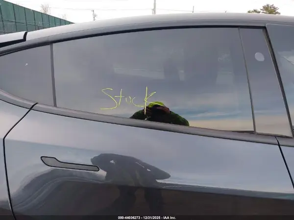 7SAYGDEE3TF339998 2026 TESLA MODEL Y - Image 8