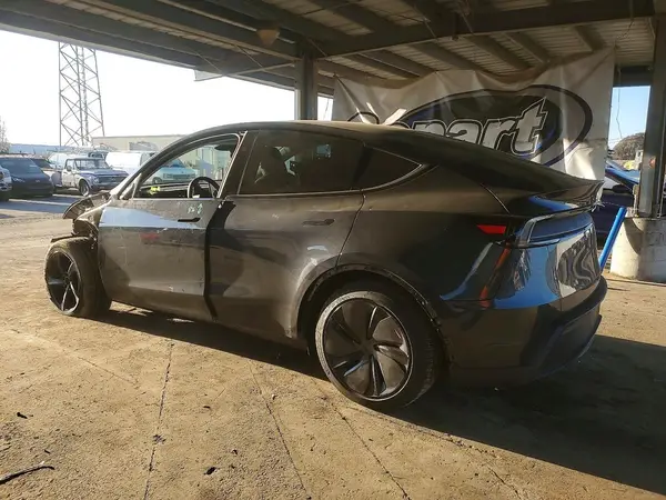 7SAYGDEE3TF347812 2026 TESLA MODEL Y - Image 2