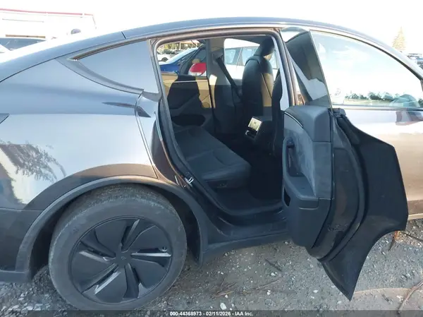 7SAYGDEE3TF554328 2026 TESLA MODEL Y - Image 8