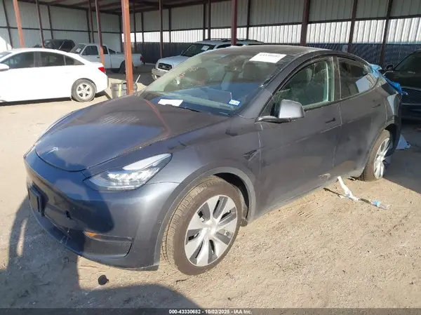 7SAYGDEE4NA004555 2022 TESLA MODEL Y - Image 2