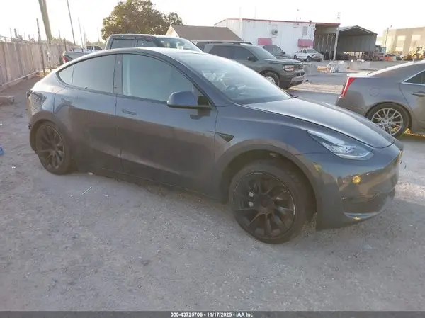 7SAYGDEE4NA006032 2022 TESLA MODEL Y - Image 1