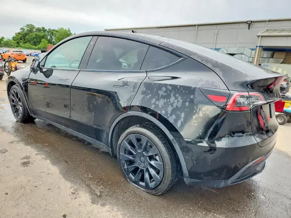 7SAYGDEE4NA017306 2022 TESLA MODEL Y - Image 2
