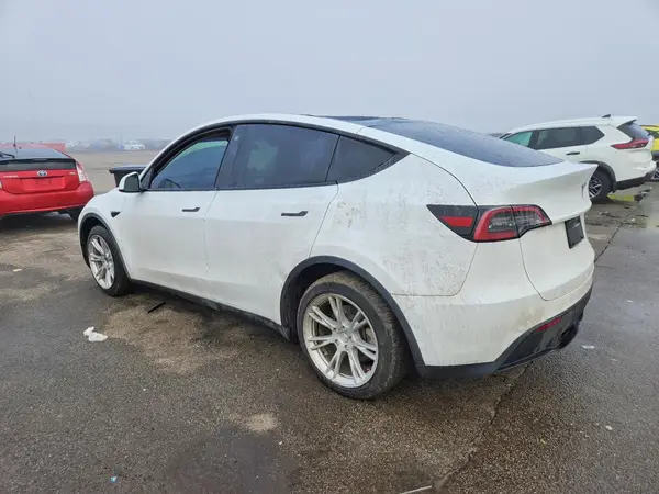 7SAYGDEE4NF310450 2022 TESLA MODEL Y - Image 2