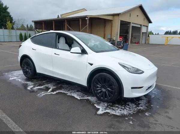 7SAYGDEE4NF324090 2022 TESLA MODEL Y - Image 1