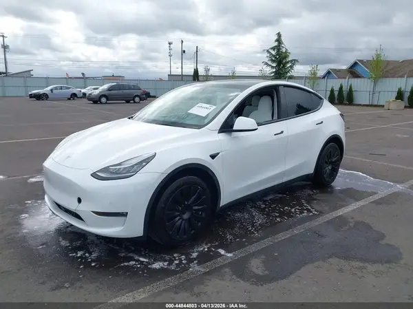7SAYGDEE4NF324090 2022 TESLA MODEL Y - Image 2