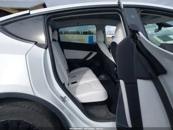 7SAYGDEE4NF324090 2022 TESLA MODEL Y - Image 8