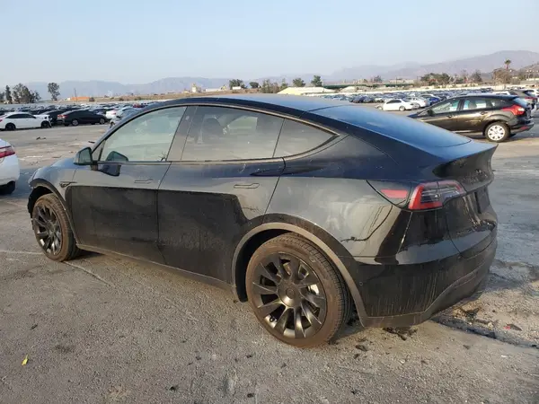 7SAYGDEE4NF350799 2022 TESLA MODEL Y - Image 2