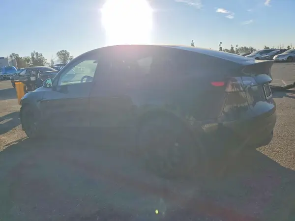 7SAYGDEE4NF352696 2022 TESLA MODEL Y - Image 2