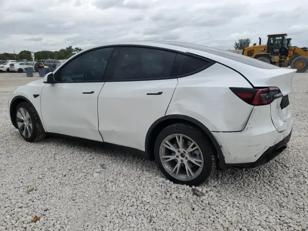 7SAYGDEE4NF353993 2022 TESLA MODEL Y - Image 2