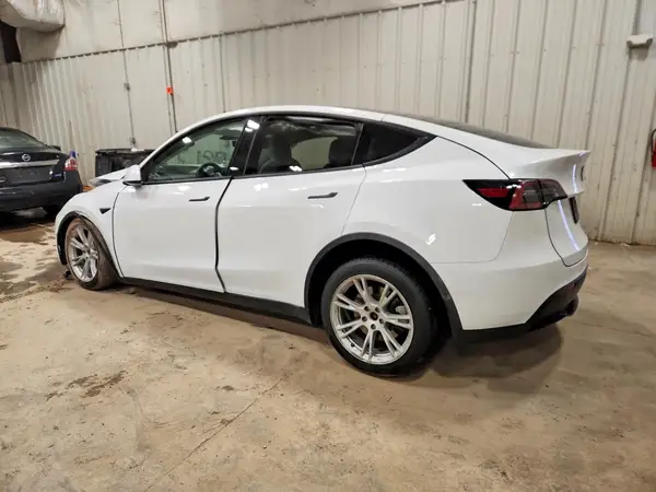 7SAYGDEE4NF354674 2022 TESLA MODEL Y - Image 2