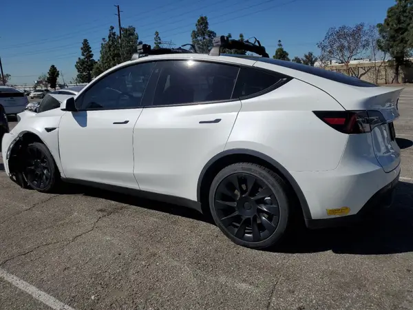 7SAYGDEE4NF357428 2022 TESLA MODEL Y - Image 2