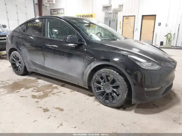 7SAYGDEE4NF363715 2022 TESLA MODEL Y - Image 1