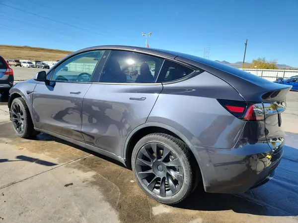 7SAYGDEE4NF374973 2022 TESLA MODEL Y - Image 2