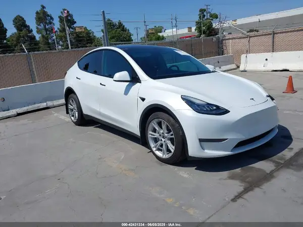 7SAYGDEE4NF379493 2022 TESLA MODEL Y - Image 1