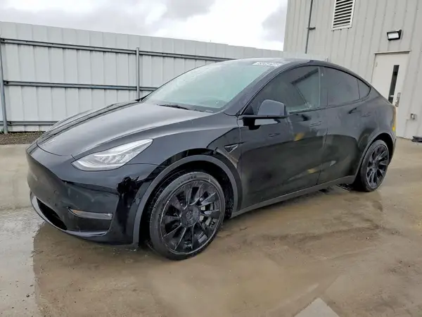7SAYGDEE4NF385486 2022 TESLA MODEL Y - Image 1
