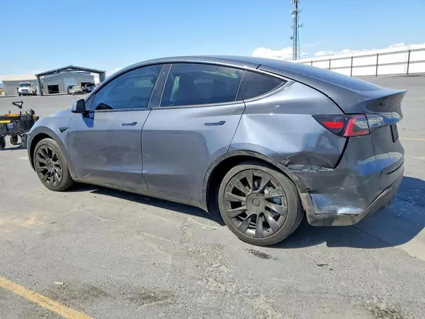 7SAYGDEE4NF386461 2022 TESLA MODEL Y - Image 2