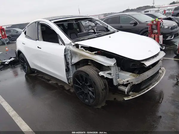 7SAYGDEE4NF386864 2022 TESLA MODEL Y - Image 1