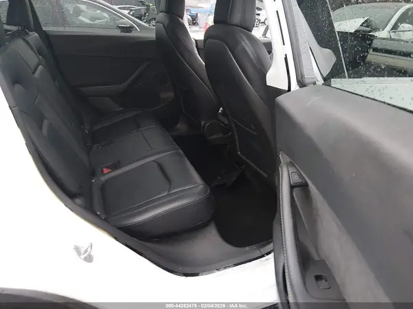 7SAYGDEE4NF386864 2022 TESLA MODEL Y - Image 8