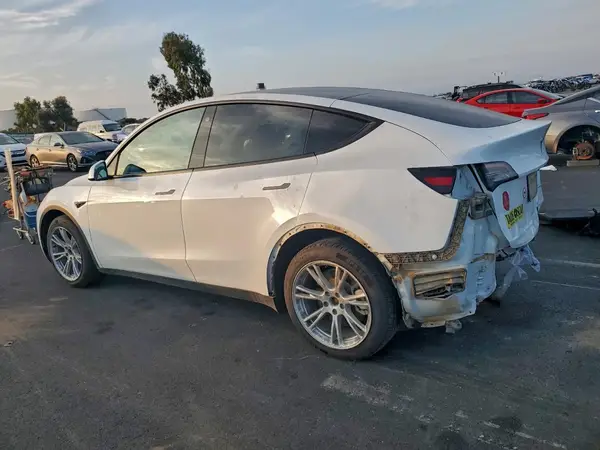 7SAYGDEE4NF403260 2022 TESLA MODEL Y - Image 2