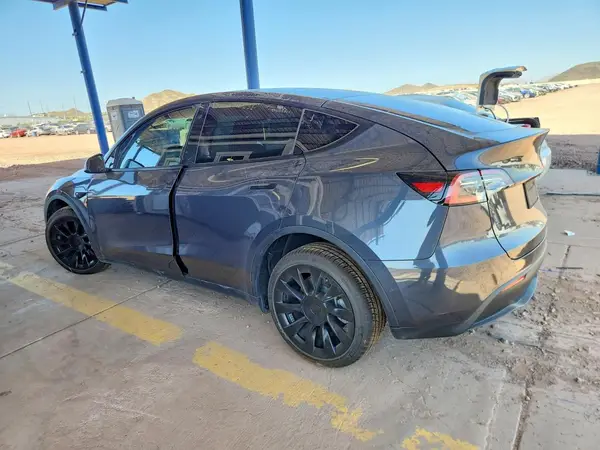 7SAYGDEE4NF411469 2022 TESLA MODEL Y - Image 2