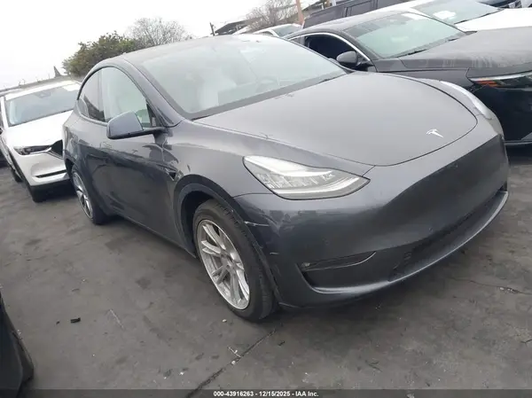 7SAYGDEE4NF419670 2022 TESLA MODEL Y - Image 1