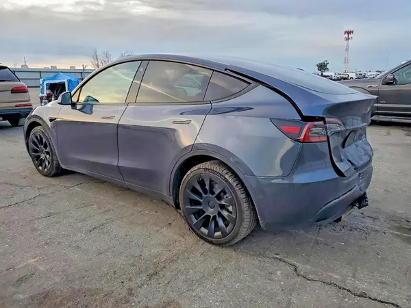 7SAYGDEE4NF419877 2022 TESLA MODEL Y - Image 2
