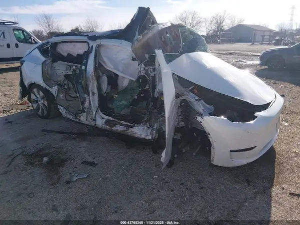 7SAYGDEE4NF432760 2022 TESLA MODEL Y - Image 1