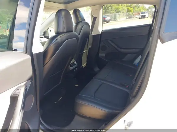 7SAYGDEE4NF434122 2022 TESLA MODEL Y - Image 8