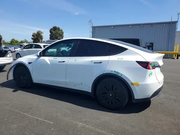 7SAYGDEE4NF434864 2022 TESLA MODEL Y - Image 2